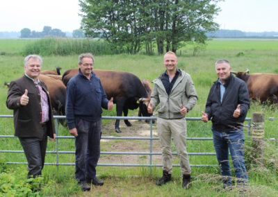 Landschaftspflegeverband Landkreis Augsburg e.V. Weideübergabe an Michael Berger